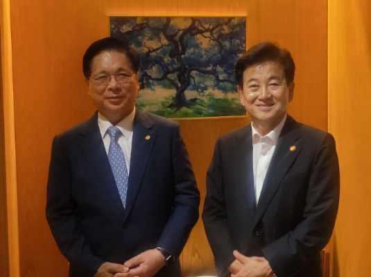 이영훈 담임목사(왼쪽)와 통일부 정동영 장관