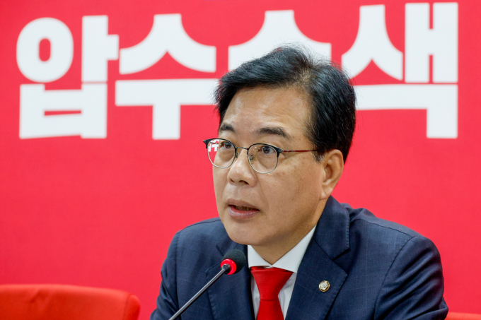 송언석 국민의힘 비상대책위원장 겸 원내대표가 18일 오전 서울 여의도 중앙당사에서 열린 비상대책위원회의에 참석해 김건희 특검팀 당사 압수수색 시도에 대해 발언을 하고 있다. /사진=뉴스1
