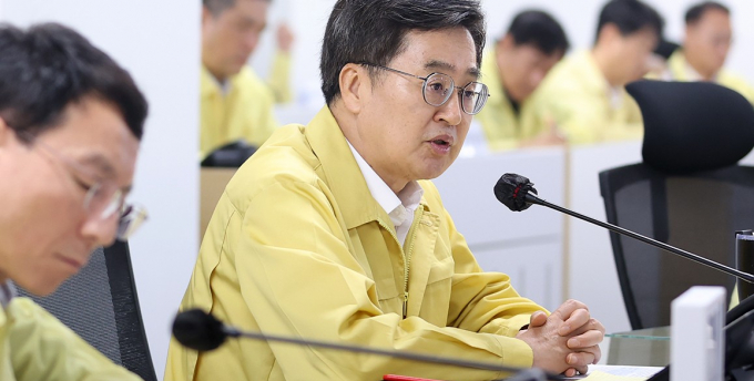 김동연 경기도지사(오른쪽)가 18일 도청 전시종합상황실에서 '2025년 을지연습 최초상황보고 회의'를 개최하고 있다. /사진제공=경기도 