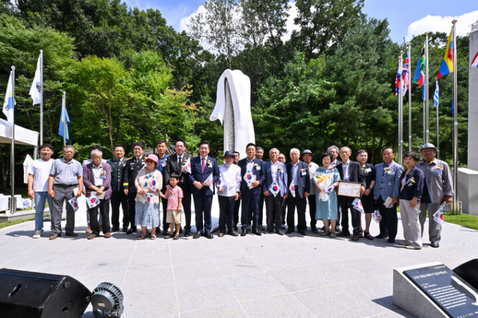  양평군이 지난 15일 개최한 80주년 광복절 경축식 행사에서 참석자들이 기념촬영을 하고 있다. /사진제공=양평군