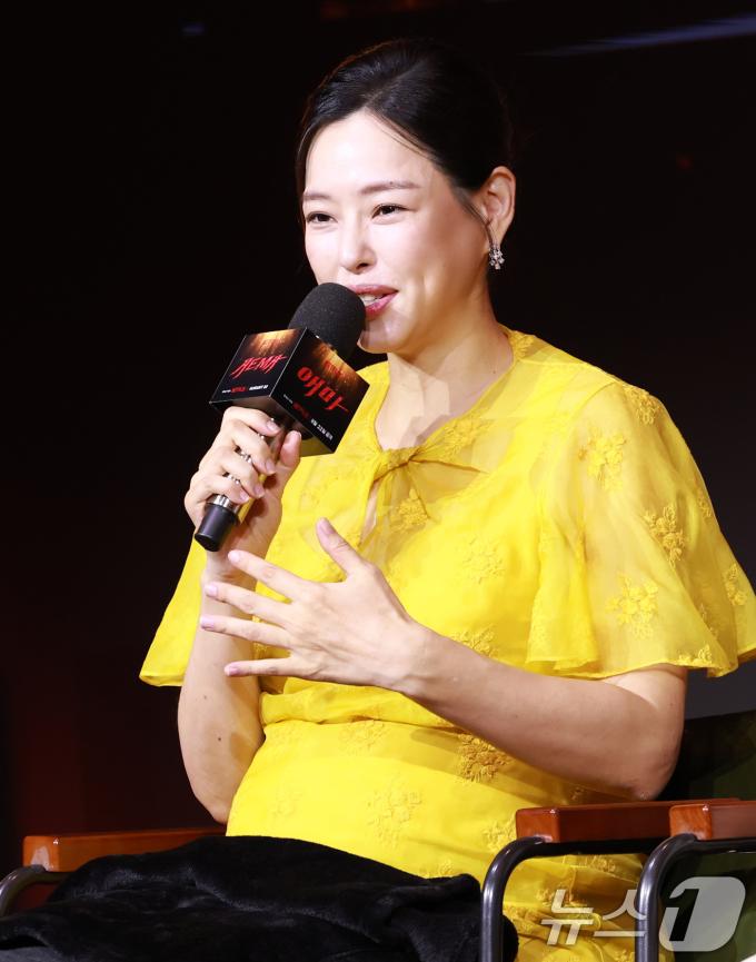 배우 이하늬가 18일 오전 서울 중구 호텔나루서울엠갤러리에서 열린 넷플릭스 시리즈 '애마' 제작발표회에 참석해 취재진 질문에 답하고 있다. '애마'는 1980년대 한국을 강타한 에로영화의 탄생 과정 속, 화려한 스포트라이트에 가려진 어두운 현실에 용감하게 맞짱 뜨는 톱스타 '희란'(이하늬 분)과 신인 배우 '주애'(방효린 분)의 이야기를 그린 작품이다. 2025.8.18/뉴스1 ⓒ News1 권현진 기자