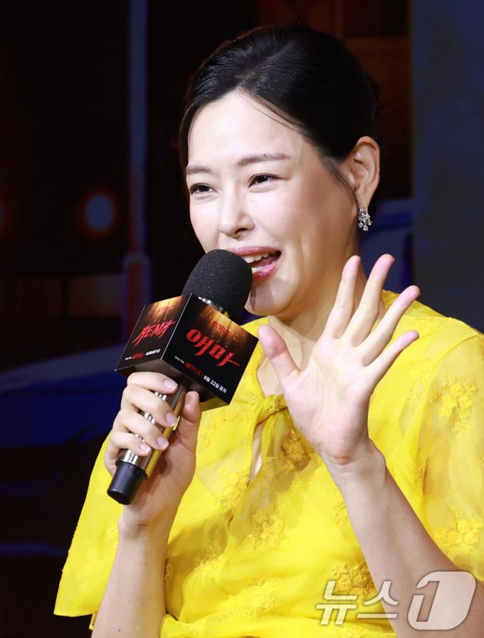 배우 이하늬가 18일 오전 서울 중구 호텔나루서울엠갤러리에서 열린 넷플릭스 시리즈 '애마' 제작발표회에 참석해 취재진 질문에 답하고 있다. ⓒ News1 권현진 기자