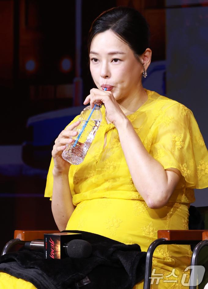 배우 이하늬가 18일 오전 서울 중구 호텔나루서울엠갤러리에서 열린 넷플릭스 시리즈 '애마' 제작발표회에 참석해 물을 마시고 있다. ⓒ News1 권현진 기자