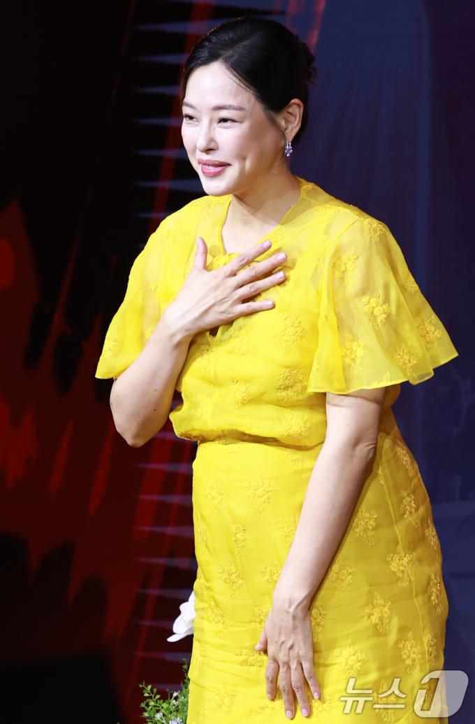배우 이하늬가 18일 오전 서울 중구 호텔나루서울엠갤러리에서 열린 넷플릭스 시리즈 '애마' 제작발표회에 참석해 인사를 하고 있다.  News1 권현진 기자