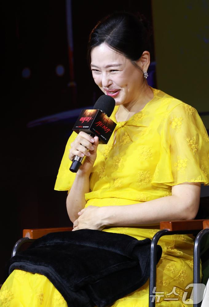 배우 이하늬가 18일 오전 서울 중구 호텔나루서울엠갤러리에서 열린 넷플릭스 시리즈 '애마' 제작발표회에 참석해 건강상태를 설명하고 있다. ⓒ News1 권현진 기자