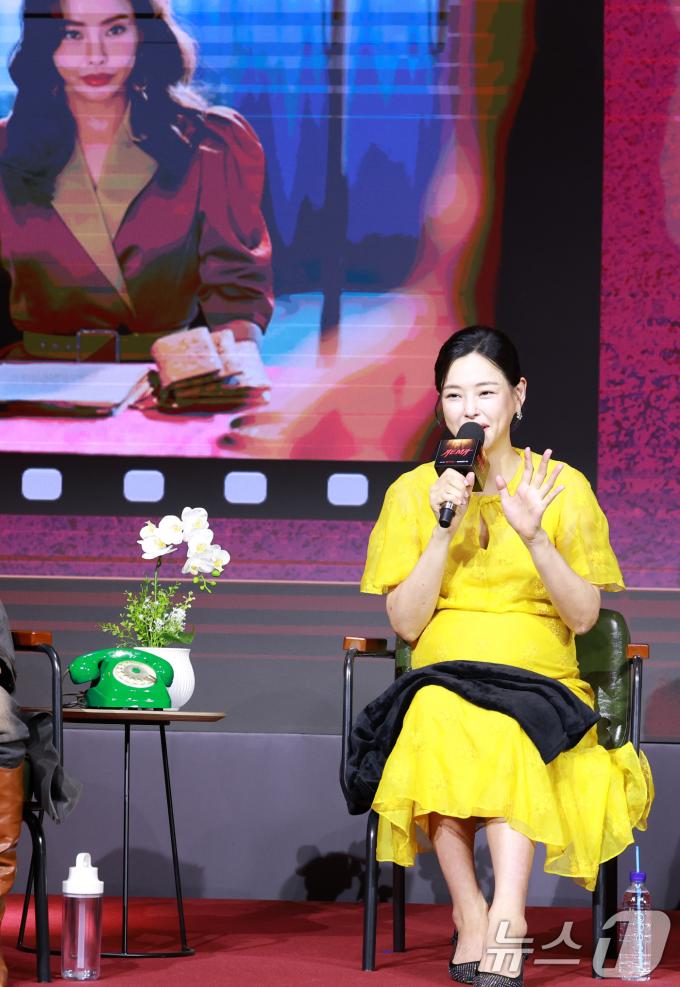 배우 이하늬가 18일 오전 서울 중구 호텔나루서울엠갤러리에서 열린 넷플릭스 시리즈 '애마' 제작발표회에 참석해 인사말을 하고 있다. ⓒ News1 권현진 기자