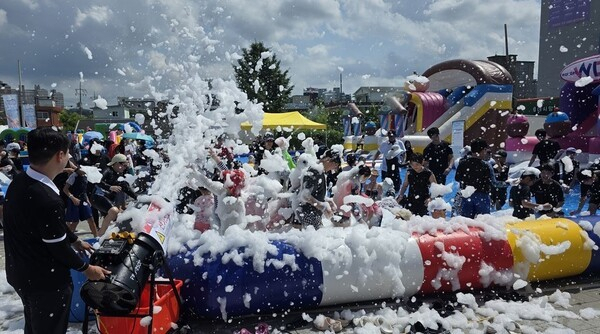  전곡역 광장에서 개최한 ‘제4회 청소년문화페스티벌 수상한 물놀이 축제’ 장면. /사진제공=연천군