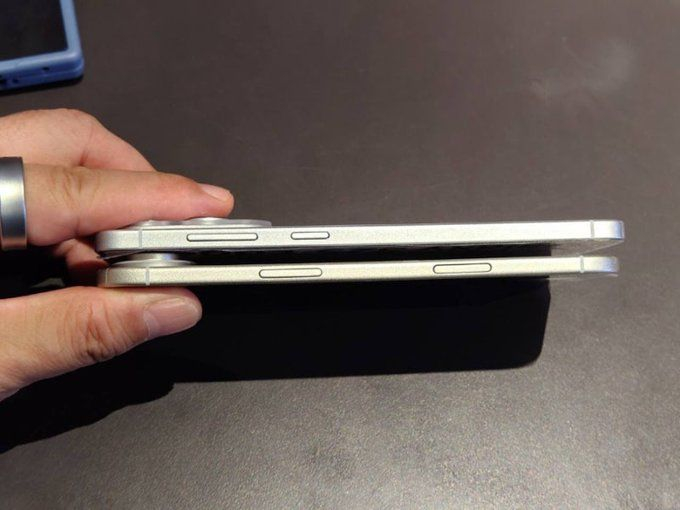 애플이 내달 공개할 첫 초슬림폰 '아이폰17 에어'(iPhone 17 Air)의 실물 더미 모델이 외신을 통해 공개됐다. 사진은 애플이 내달 공개할 첫 초슬림폰 '아이폰17 에어'(아래쪽)의 실물 더미 모델과 삼성전자 '갤럭시 S25 엣지'의 두께 비교. /사진=IT팁스터 CID X