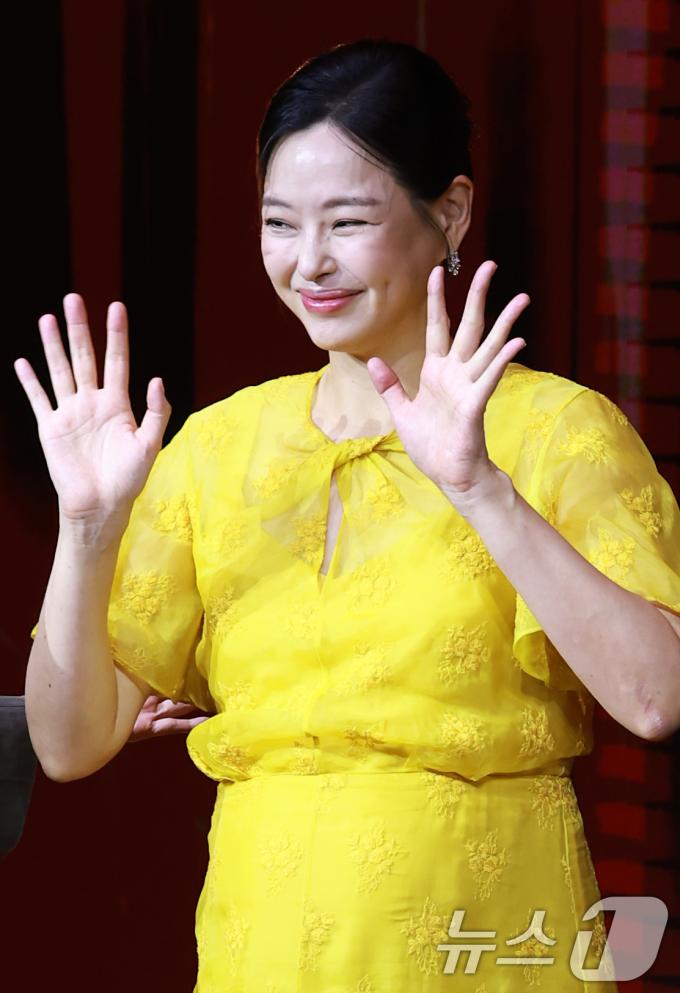 배우 이하늬가 18일 오전 서울 중구 호텔나루서울엠갤러리에서 열린 넷플릭스 시리즈 '애마' 제작발표회에 참석해 인사를 하고 있다. '애마'는 1980년대 한국을 강타한 에로영화의 탄생 과정 속, 화려한 스포트라이트에 가려진 어두운 현실에 용감하게 맞짱 뜨는 톱스타 '희란'(이하늬 분)과 신인 배우 '주애'(방효린 분)의 이야기를 그린 작품이다. 2025.8.18/뉴스1 ⓒ News1 권현진 기자