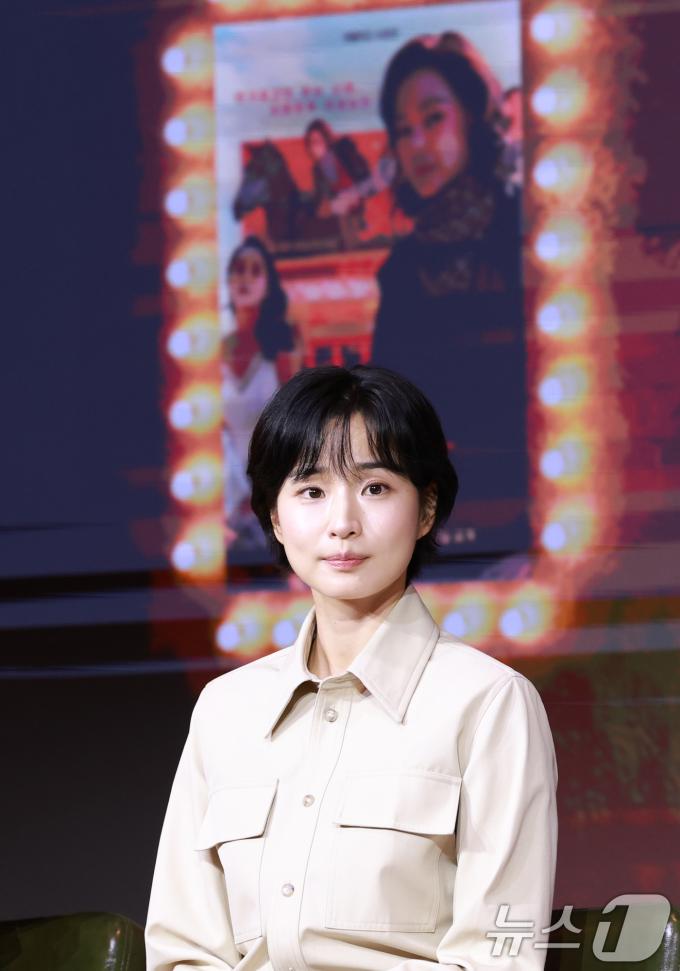 배우 방효린이 18일 오전 서울 중구 호텔나루서울엠갤러리에서 열린 넷플릭스 시리즈 '애마' 제작발표회에 참석해 매력을 발산하고 있다. '애마'는 1980년대 한국을 강타한 에로영화의 탄생 과정 속, 화려한 스포트라이트에 