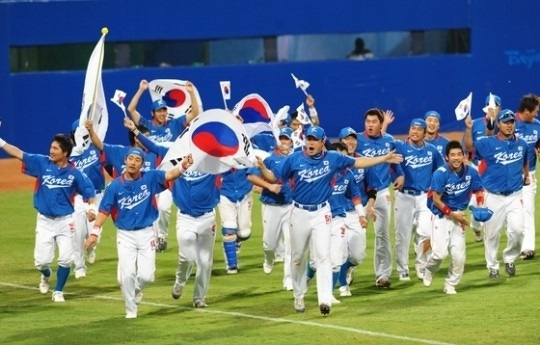 2008년 8월23일 2008 베이징 올림픽에서 한국 야구팀이 금메달을 획득했다. 사진은 승리 후 태극기를 들고 축하하는 한국 야구 대표팀의 모습. /사진=뉴스1(KBO 제공)