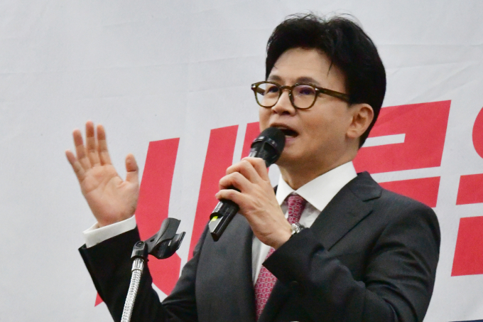 한동훈 전 국민의힘 대표가 18일 자신의 페이스북에 조국 전 조국혁신당 대표는 사면이 아니라 사실상 탈옥한 것이라고 글을 게재했다. 사진은 지난 11일 한동훈 전 국민의힘 대표가 광주 서구 홀리데이인호텔에서 열린 김화진 국힘 전남도당위원장 취임식에 참석해 축사하고 있는 모습. /사진=뉴시스