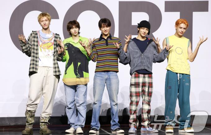 보이그룹 코르티스(CORTIS)의 마틴(왼쪽부터)과 주훈, 건호, 성현, 제임스가 18일 오후 서울 용산구 블루스퀘어에서 가진 데뷔 앨범 ‘컬러 아웃사이드 더 라인즈(COLOR OUTSIDE THE LINES)’ 쇼케이스에서 포즈를 취하고 있다. 2025.8.18/뉴스1 ⓒ News1 권현진 기자