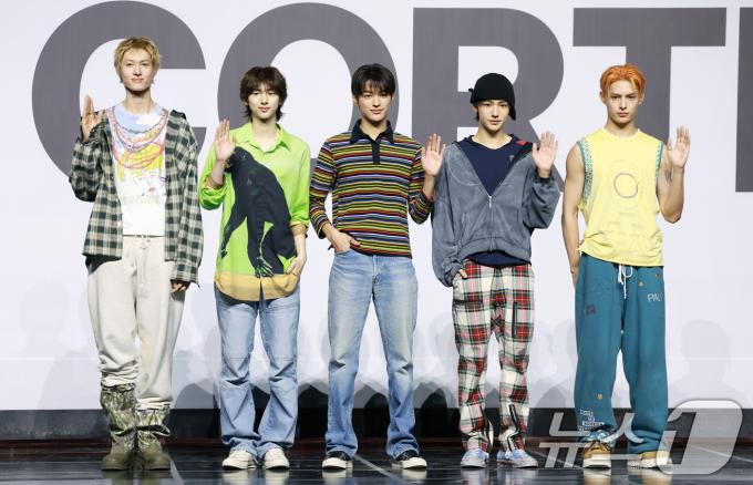 보이그룹 코르티스(CORTIS)의 마틴(왼쪽부터)과 주훈, 건호, 성현, 제임스가 18일 오후 서울 용산구 블루스퀘어에서 가진 데뷔 앨범 ‘컬러 아웃사이드 더 라인즈(COLOR OUTSIDE THE LINES)’ 쇼케이스에서 포즈를 취하고 있다. 2025.8.18/뉴스1 ⓒ News1 권현진 기자