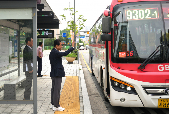 이현재 하남시장이 18일부터 운행을 시작한 광역버스 9302-1번 노선 첫차를 배웅하고 있다. /사진제공=하남시