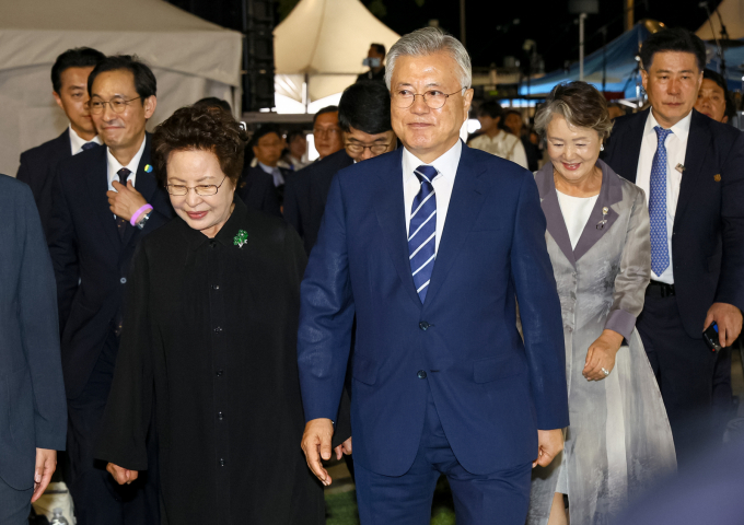 문재인 전 대통령이 18일 김대중 전 대통령 서거 16주기를 맞아 자신의 페이스북에 글을 게재했다. 사진은 지난 15일  문재인 전 대통령 내외, 노무현 전 대통령의 부인 권양숙 여사가 서울 세종대로 광화문광장에서 열린 제21대 대통령 국민임명식 '광복 80년, 국민주권으로 미래를 세우다' 행사에 입장하고 있는 모습. /사진=뉴시스
