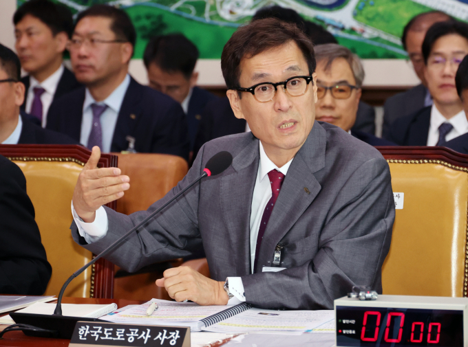 국토교통부 산하 공공기관장들이 잇따라 사의를 표명한 가운데 함진규 한국도로공사 사장의 거취가 주목받고 있다. 사진은 함진규 한국도로공사 사장이 지난해 국회 국토교통위원회 국정감사에 출석해 발언하는 모습. /사진=뉴시스