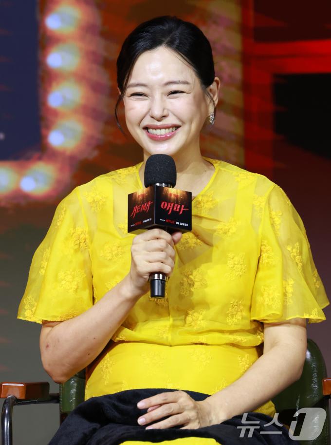 배우 이하늬가 18일 오전 서울 중구 호텔나루서울엠갤러리에서 열린 넷플릭스 시리즈 '애마' 제작발표회에 참석해 미소를 짓고 있다. '애마'는 1980년대 한국을 강타한 에로영화의 탄생 과정 속, 화려한 스포트라이트에 가려진 어두운 현실에 용감하게 맞짱 뜨는 톱스타 '희란'(이하늬 분)과 신인 배우 '주애'(방효린 분)의 이야기를 그린 작품이다. 2025.8.18/뉴스1 ⓒ News1 권현진 기자