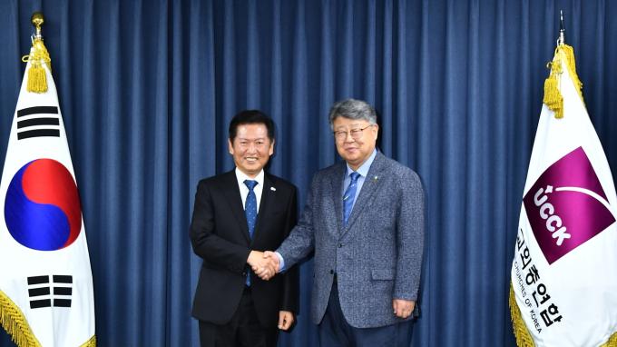더불어민주당 정청래 대표(왼쪽)와 김종혁 한국교회총연합 대표회장