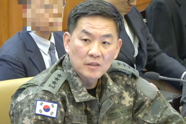 이진우 전 육군 수도방위사령관이 12·3 비상계엄 당시 윤석열 전 대통령이 "계엄을 다시 하면 된다"고 말하는 것을 들었다고 증언했다. 사진은 이진우 전 육군 수도방위사령관이 지난 2월4일 서울 종로구 헌법재판소에서 열린 윤석열 대통령 탄핵심판 5차 변론에 증인으로 출석해 발언하고 있는 모습. /사진=뉴스1(헌법재판소 제공)