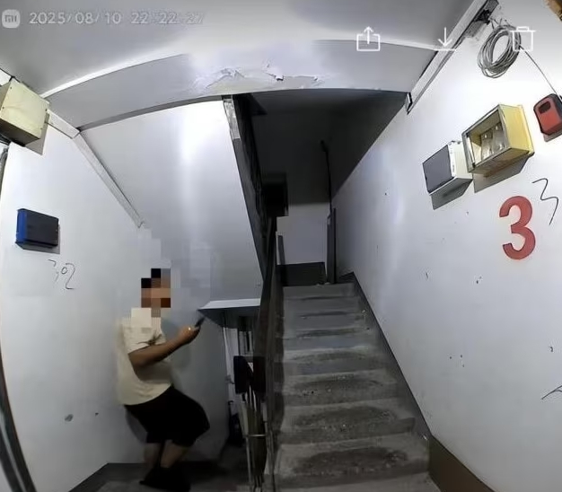 중국 IT 기업 샤오미가 판매 중인 스마트 도어락이 집주인과 닮은 배달기사 얼굴을 인식해 잠금 장치가 해제됐다. 사진은 사건 당시 CCTV 화면. /사진=SNS갈무리 