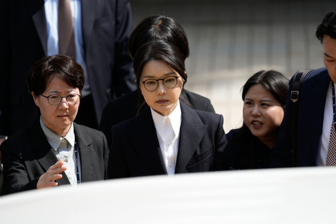  김건희 여사가 18일 민중기 특별검사팀에 두 번째로 출석해 6시간동안 조사를 받았지만 대부분의 질문에 진술을 거부했다. 사진은 지난 12일 윤석열 전 대통령 부인 김건희 여사가 서울 서초구 서울중앙지법에서 열린 영장실질심사(구속 전 피의자 심문)를 마치고 법원을 나서고 있는 모습. /사진=뉴스1(사진공동취재단)