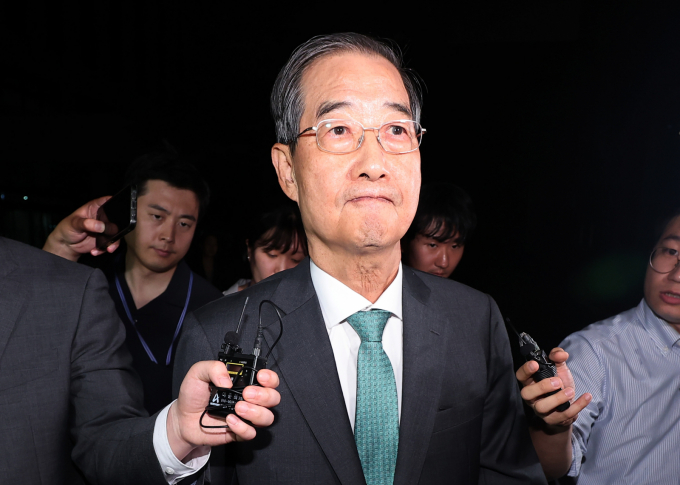 내란특검이 한덕수 전 총리를 피의자 신분으로 소환 조사할 예정이다.사진은 지난 2일 서울 서초구 서울고법에 마련된 내란 특검 사무실에 출석한 한덕수 전 국무총리가 조사를 마친 후 귀가하는 모습. /사진=뉴스1 