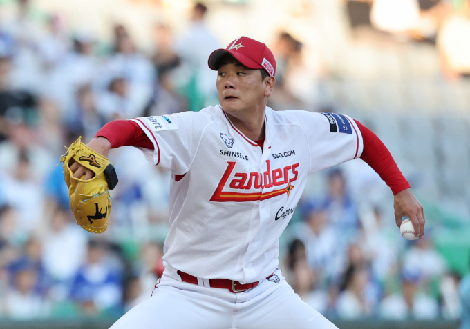 3위 도약을 노리는 SSG랜더스가 김광현을 필두로 승수 사냥에 나선다.사진은 SSG에서 활약 중인 김광현의 모습. /사진=뉴시스