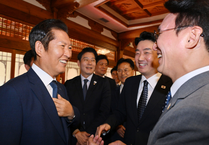 더불어민주당 지도부가  아시아태평양경제협력체(APEC) 정상회의가 열리는 경북 경주시를 이틀간 방문해 준비상황 및 민생 현안을 점검한다. 사진은 지난 10일 정청래 더불어민주당 대표가 서울 종로구 삼청동 총리 공관에서 열린 2차 고위당정협의회에서 김민석 국무총리, 강훈식 대통령 비서실장과 대화를 나누고 있는 모습. /사진=뉴스1(공동취재)