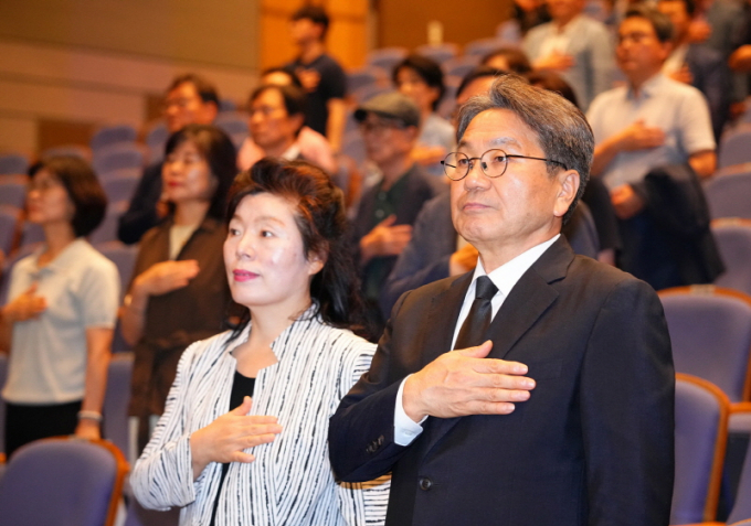 강기정 광주광역시장이 18일 오후 남구 빛고을시민문화관에서 열린 '김대중대통령 서거 16주기 추모식'에 참석해 국민의례를 하고 있다./사진=광주시
