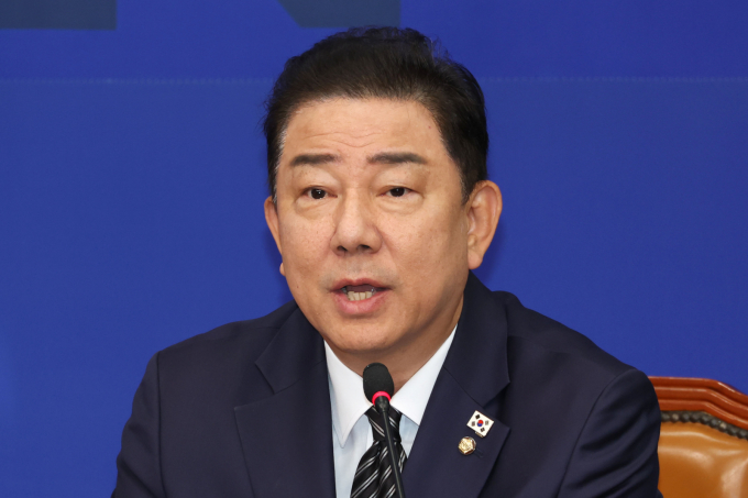더불어민주당 원내지도부가 19일 오전 서울 여의도 국회에서 제임스 김 암참 회장을 만나 의견을 청취한다. 사진은 지난 13일 김병기 더불어민주당 원내대표가 서울 여의도 국회에서 열린 최고위원회의에서 발언을 하고 있는 모습. /사진=뉴스1