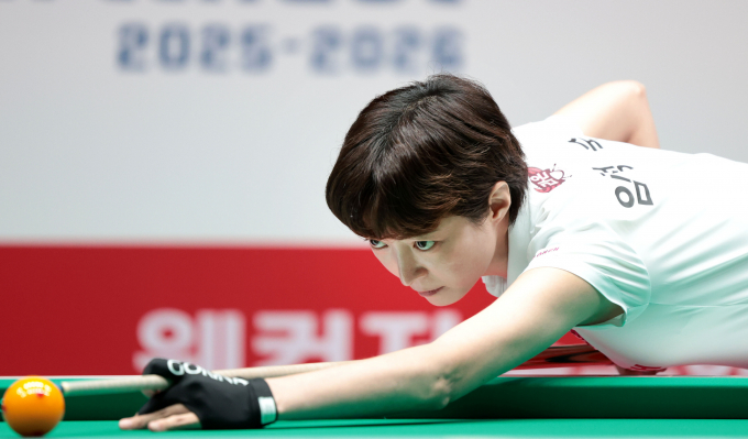 크라운해태가 강적 SK렌터카를 잡고 PBA팀리그 2연승을 챙겼다. 지난 18일 경기 고양 킨텍스 PBA스타디움에서 열린 웰컴저축은행 PBA 팀리그 2025-26 2라운드 2일 차 경기에 나선 크라운해태 임정숙의 모습. /사진=프로당구협회(PBA) 제공 