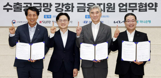 18일 충남 아산시에 위치한 디와이오토 본사에서 '자동차 산업 수출 공급망 강화를 위한 금융지원' 업무협약식에서 (사진 오른쪽부터) 이호성 하나은행장, 성 김 현대차그룹 사장, 김정관 산업통상자원부 장관, 장영진 한국무역보험공사 사장이 기념촬영을 하고 있다. /사진=하나은행