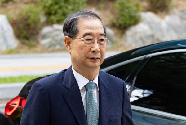 한덕수 전 국무총리가 윤석열 전 대통령의 12·3 비상계엄 선포에 가담한 혐의 등과 관련한 조사를 받기 위해 내란 특별검사팀에 출석했다. 사진은 한덕수 전 국무총리가 19일 오전 서울 서초구 서울고등검찰청에 마련된 조은석 내란특검 사무실에 12.3 비상계엄 방조 등 혐의로 피의자 조사를 받기 위해 출석하는 모습. /사진=뉴시스