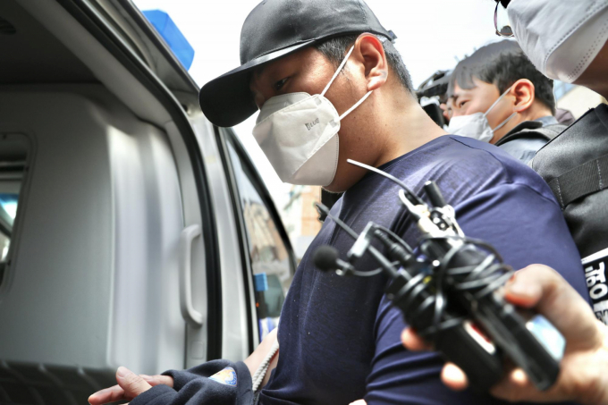  서울 강북구 미아역 인근 마트에서 일면식도 없는 60대 여성을 살해한 김성진(32)이 1심에서 무기징역을 선고받았다.사진은 지난 5월 서울 강북구 미아동 마트에서 흉기를 휘둘러 1명을 살해하고 1명을 다치게 한 김성진(32·남)이 서울 강북경찰서에서 검찰로 송치되고 있는 모습. /사진=뉴시스