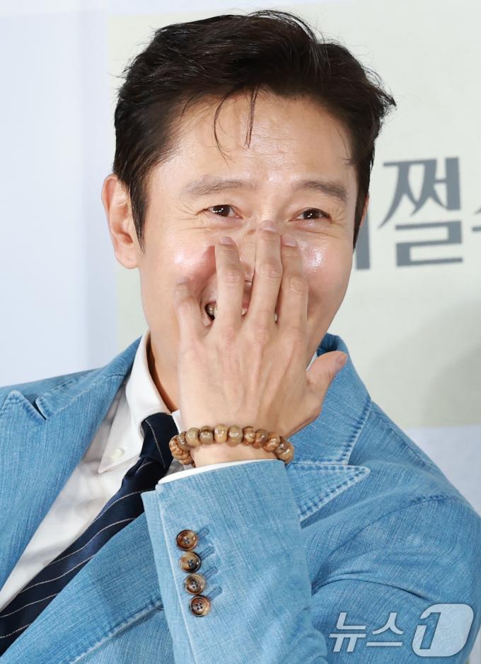 배우 이병헌이 19일 오전 서울 용산구 CGV용산아이파크몰에서 열린 영화 ‘여쩔수가없다’ 제작보고회(감독 박찬욱)에 참석해 미소를 짓고 있다. ‘어쩔수가없다'는 '다 이루었다'고 느낄 만큼 삶이 만족스러웠던 회사원 만수(이병헌 분)가 덜컥 해고된 후, 아내와 두 자식을 지키기 위해 어렵게 장만한 집을 지켜내기 위해 재취업을 향한 자신만의 전쟁을 준비하며 벌어지는 이야기를 그렸다. 2025.8.19/뉴스1 ⓒ News1 권현진 기자