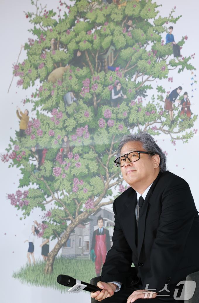 박찬욱 감독이 19일 오전 서울 용산구 CGV용산아이파크몰에서 열린 영화 ‘여쩔수가없다’ 제작보고회에 참석해 생각에 잠겨 있다. ‘어쩔수가없다'는 '다 이루었다'고 느낄 만큼 삶이 만족스러웠던 회사원 만수(이병헌 분)가 덜컥 해고된 후, 아내와 두 자식을 지키기 위해 어렵게 장만한 집을 지켜내기 위해 재취업을 향한 자신만의 전쟁을 준비하며 벌어지는 이야기를 그렸다. 2025.8.19/뉴스1 ⓒ News1 권현진 기자