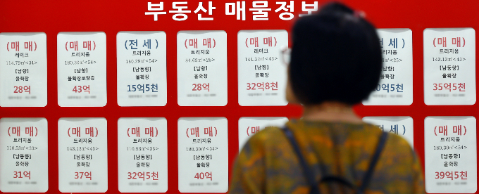 영혼까지 끌어모아 주택을 구입한다는 이른바 '영끌' 열풍 등으로 인해 한국 가계신용이 역대 최대치를 경신했다. 사진은 지난 6월 서울 시내 한 부동산 중계업소의 모습. /사진=뉴시스