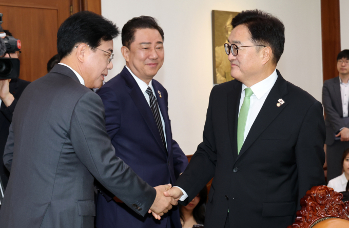  우원식 국회의장이 국민의힘의 본회의 연기 요청에 "여야 지도부가 상의 해달라"고 전했다. 사진은 지난달 23일 우원식 국회의장(오른쪽)과 송언석 국민의힘 원내대표가 서울 여의도 국회 의장실에서 회동을 하고 있는 모습. /사진=뉴스1(공동취재)
