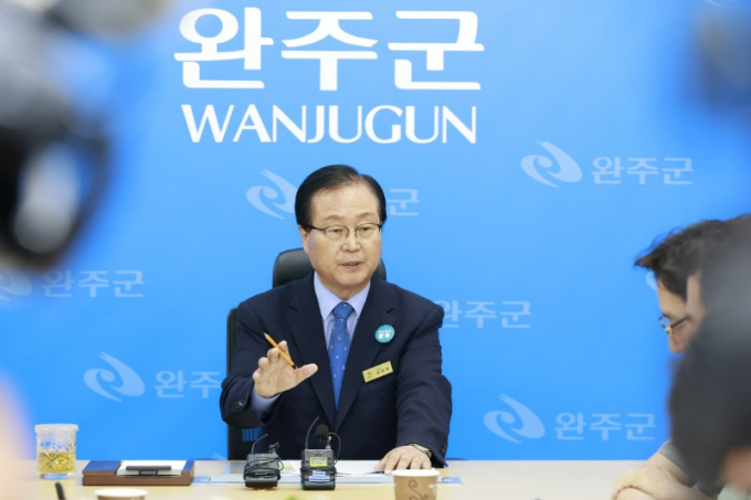 유희태 완주군수가 19일 군청 브리핑룸에서 '완주·전주 행정통합 찬·반 바로알리기' 활동 경과를 밝히며 군민들의 공론화 동참과 현명한 판단을 당부하고 있다./사진=완주군