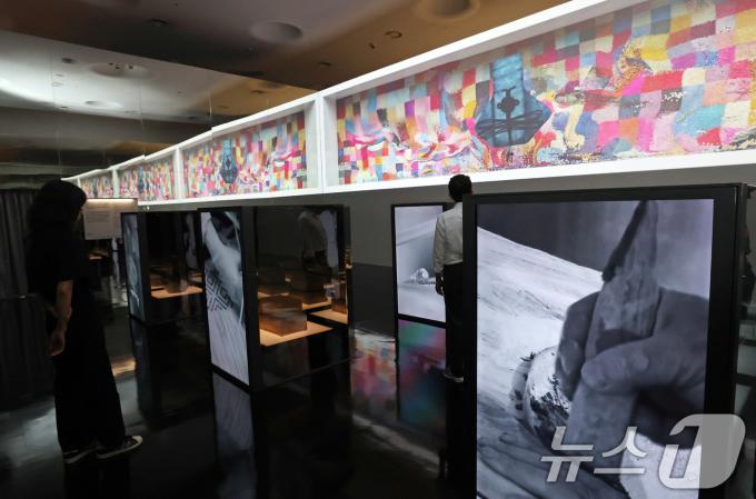 19일 서울 동대문구 동대문디자인플라자(DDP)에서 열린 국가유산 활용 디지털 콘텐츠 전시 '헤리티지: 더 퓨처 판타지' 언론 공개회에서 방문객들이 국가무형유산 장인들의 공예기술을 소개하는 '자연으로부터'를 관람하고 있다.  2025.8.19/뉴스1 ⓒ News1 오대일 기자