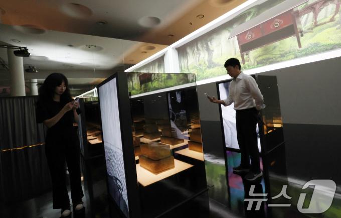 19일 서울 동대문구 동대문디자인플라자(DDP)에서 열린 국가유산 활용 디지털 콘텐츠 전시 '헤리티지: 더 퓨처 판타지' 언론 공개회에서 방문객들이 국가무형유산 장인들의 공예기술을 소개하는 '자연으로부터'를 관람하고 있다.  2025.8.19/뉴스1 ⓒ News1 오대일 기자