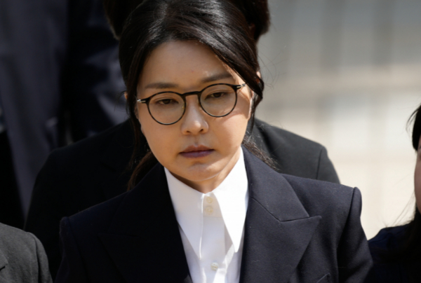 김건희 여사가 오는 20일 자신의 의혹을 수사하는 민중기 특별검사팀에 자필 사유서를 내고 불출석하기로 했다. 사진은 윤석열 전 대통령 부인 김건희 여사가 지난 12일 구속 전 피의자 심문(영장실질심사)을 마치고 법원을 나서는 모습. /사진=뉴스1