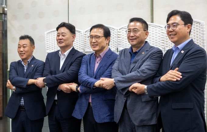 임태희 경기도교육감(오른쪽서 3번째)이 8월 19일 오전 경기도 광교장 설렁탕집에서 경기도교육청-경기도의회 경기교육 발전 해법 모색 간담회가 열려 최종현 더불어민주당 대표, 이용욱 더불어민주당 총괄수석부대표, 백현종 국민의 힘대표, 이용호 국민의힘 총괄수석부대표와 기념촬영을 하고 있다. /사진제공=경기도교육청 