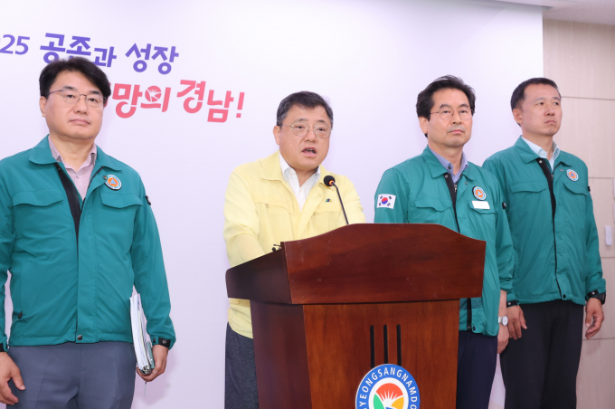 박명균 경남도 행정부지사(좌측에서 두번째)가 19일 오전 7월 집중호우 피해 복구비 등과 관련해 브리핑을 하고 있다. /사진=경남도