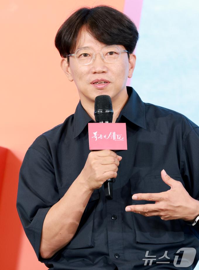 장태유 감독이 19일 오후 서울 구로구 더세인트에서 열린 tvN 새 토일드라마 '폭군의 셰프' 제작발표회에 참석해 인사말을 하고 있다. '폭군의 셰프'는 최고의 순간 과거로 타임슬립한 셰프(임윤아 분)가 최악의 폭군이자 절대 미각의 소유자인 왕(이채민 분)을 만나며 벌어지는 서바이벌 판타지 로맨틱 코미디이다. 2025.8.19/뉴스1 ⓒ News1 권현진 기자
