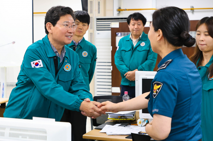 19일 을지연습장에서 이상일 용인시장(왼쪽 첫번째)이 훈련 참가자들과 인사하고 있다. /사진제공=용인특례시