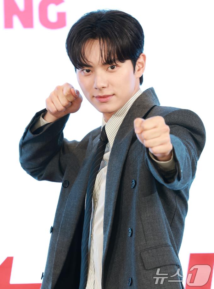 배우 이채민이 19일 오후 서울 구로구 더세인트에서 열린 tvN 새 토일드라마 '폭군의 셰프' 제작발표회에 참석해 포즈를 취하고 있다. '폭군의 셰프'는 최고의 순간 과거로 타임슬립한 셰프(임윤아 분)가 최악의 폭군이자 절대 미각의 소유자인 왕(이채민 분)을 만나며 벌어지는 서바이벌 판타지 로맨틱 코미디이다. 2025.8.19/뉴스1 ⓒ News1 권현진 기자