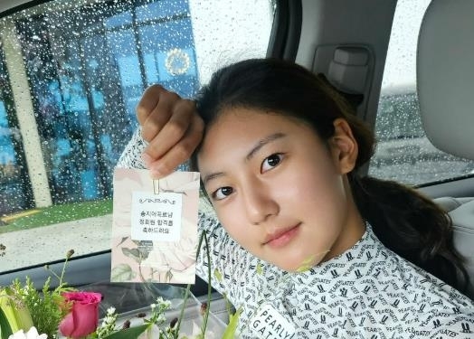 KLPGA 정회원이 된 송지아(18). (송지아 모친 박연수 SNS 캡처)