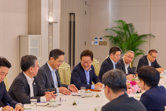 이재명 대통령이 19일 서울 용산구 대통령실 청사에서 열린 미·일 순방 동행 경제단체 및 기업인 간담회에서 대화를 나눴다. /사진=뉴시스
